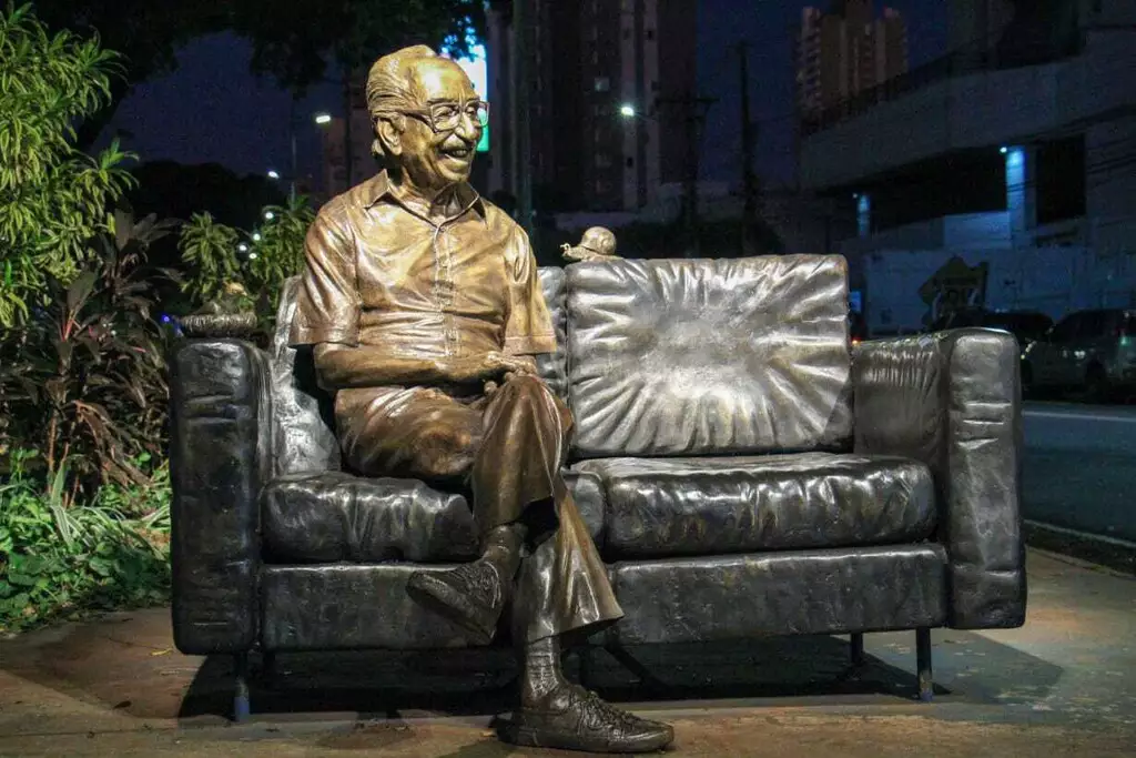 Estátua Manoel de Barros